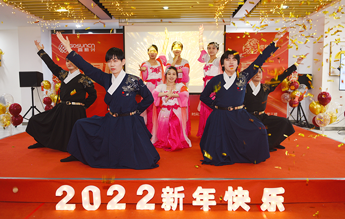 图1：2021年12月，，，，，，宝马娱乐网站bmw0002集团党委以《聚光致胜》歌舞演出登台集团员工大会盛典.png
